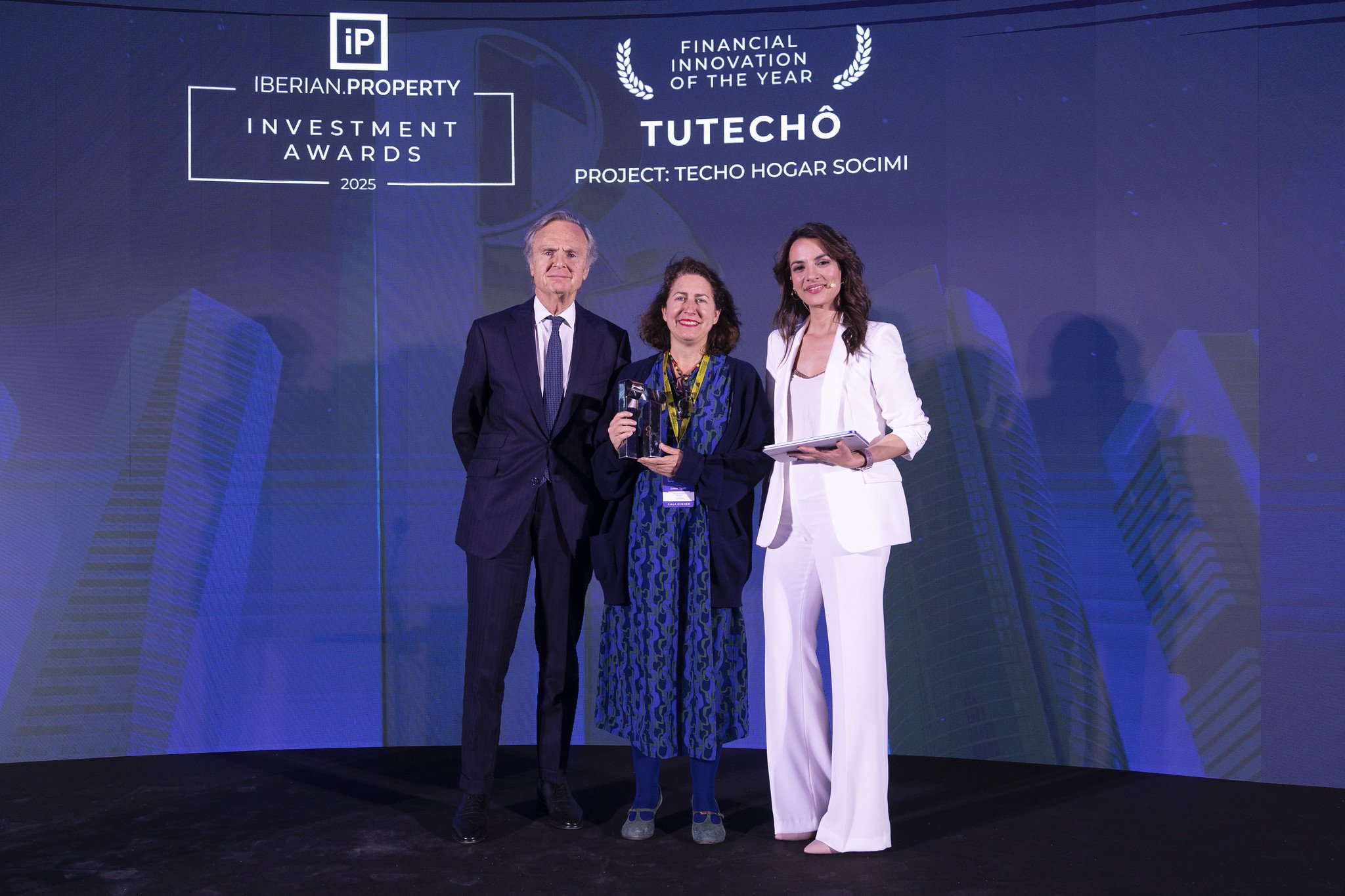 TUTECHÔ HOLDING ONE OF THE TROPHIES WON UP ON STAGE