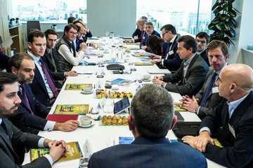 INVESTOR SOPHISTICATION: A COMMON TREND ON PUBLIC AND PRIVATE MARKETS